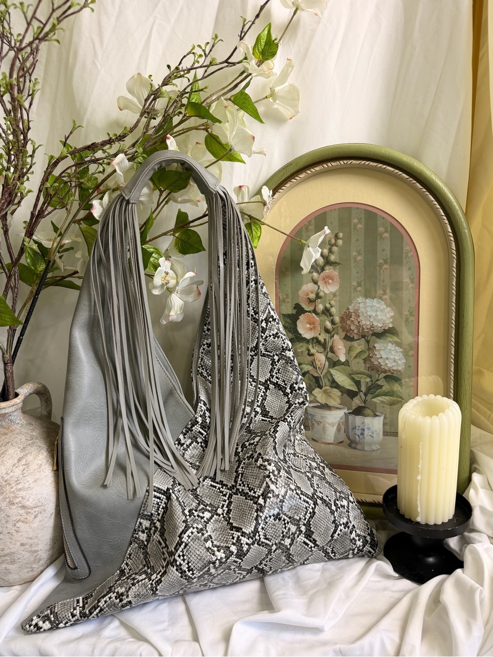 Fringed Snake-Print Shoulder boho tote Bag in Light Gray faux leather - Picture 4 of 6